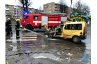 У місті на Волині автомобіль на швидкості врізався у дерево: водій загинув (фото)
