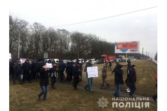На дорозі Луцьк-Рівне утворилися довжелезні затори через протести