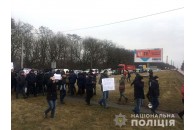 На дорозі Луцьк-Рівне утворилися довжелезні затори через протести