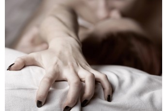 Удавання в сексі: що робити, якщо жінка імітує оргазм