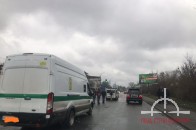 У Луцьку на Набережній сталася потрійна аварія за участі інкасаторського мікроавтобуса (фото)