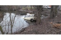 У центрі міста на Волині у водоймі втопили автомобіль (фото)