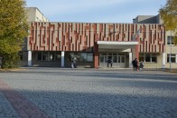 Лучанка розшукує своїх однокласників, аби організувати зустріч випускників (фото)
