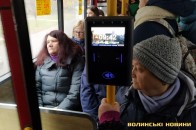 У громадському транспорті Луцька можна буде розраховуватись банківською карткою
