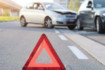 У Луцьку − ДТП, від удару автівка вилетіла на тротуар та збила жінку