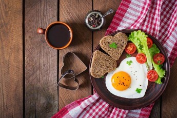 Пізній сніданок на вихідних може призвести до набору зайвої ваги