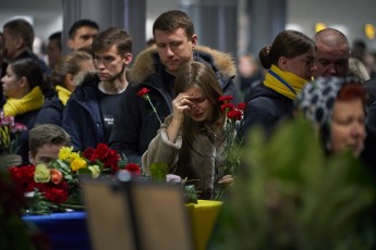 Оберемки квітів та сльози: у Борисполі вшановують загиблих в авіакатастрофі під Тегераном (фото)