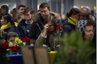 Оберемки квітів та сльози: у Борисполі вшановують загиблих в авіакатастрофі під Тегераном (фото)