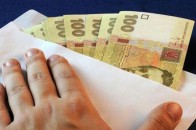Два волинських митники систематично вимагали хабарі у перевізника