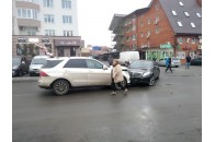 Поблизу Луцька зіткнулося два елітних авто (фото)