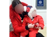 У Луцьку ввечері знайшли маленьку дитину без нагляду, поки мати пиячила зі співмешканцем