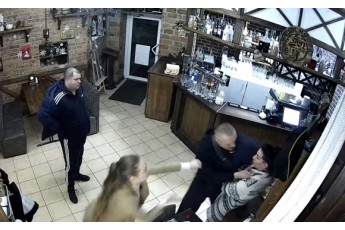 П'яний відвідувач ресторану намагався відрізати голову офіціантці (відео 18+)
