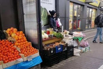 У Луцьку дитина торгує на ринку, замість того, аби ходити на навчання (фото)