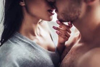 ТОП-5 гарячих технік поцілунку, які зведуть чоловіка з розуму