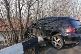 У Луцьку − ДТП на мосту, автомобіль повиснув над урвищем (фото)