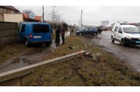 На Волині водій збив опору і заїхав у бетонну огорожу (фото)