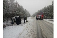 На Волині бус злетів з дороги і перекинувся (фото)