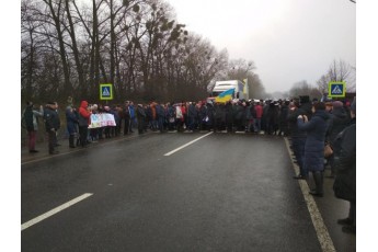 На Волині мешканці села перекрили трасу: протестують проти приєднання до міста (фото)