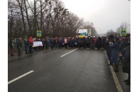 На Волині мешканці села перекрили трасу: протестують проти приєднання до міста (фото)