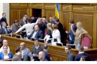 Нардепи влаштували штовханину у президії Верховної Ради (відео)