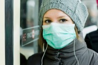 Українці масово розкупили захисні маски в аптеках
