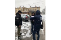 У Луцьку затримали чоловіка, який представлявся працівником СБУ та за великі гроші 