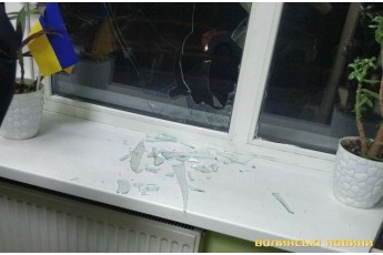 У Луцьку вночі невідомі побили вікна муніципалам (фото, відео)