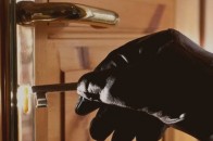 У Луцьку четверо невідомих вночі намагалися проникнути у квартиру, коли власники спали