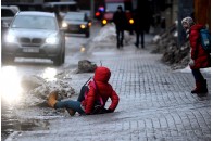 Переломи та гіпс: у Луцьку через ожеледицю збільшилася кількість травмованих (відео)