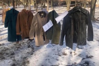 Благодійність у Луцьку: в парку розвісили теплий одяг для нужденних