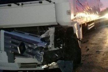 Мертвого водія деблокували з авто: на Волині зіткнулися вантажівка та легковик, є загиблі та травмовані