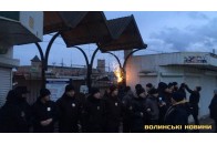 Розпочався демонтаж центрального паркану на Старому ринку (фото, відео)