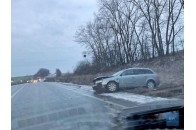 На Волині на трасі зіткнулись три автівки, одна з них − у кюветі та стала купою брухту (фото)