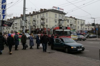 У Луцьку тролейбус з пасажирами потрапив у ДТП