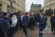Головні новини Волині 14 лютого: луцькі базарники мітингували під стінами поліції; скандальний ексректор СНУ повернув 5 з 6 дороговартісних автівок