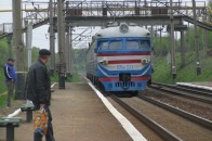 Вдарив поліцейського: в електричці чоловік накинувся на людей