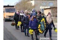 На Волині школярі провели вчительку в останню дорогу (фото)