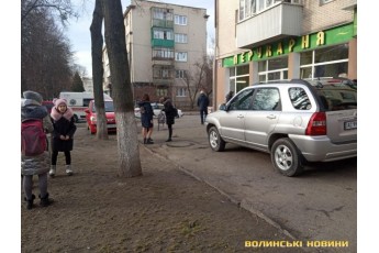 У Луцьку на тротуарі автомобіль збив школярку (фото)