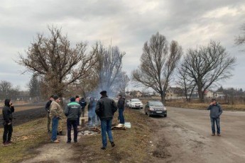 Жителі Тернопільщини облаштували блокпости для недопущення евакуйованих з Китаю українців