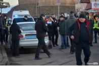 Базарники Старого ринку у Луцьку не пускають муніципалів до контейнерів, власники яких погодилися на переїзд