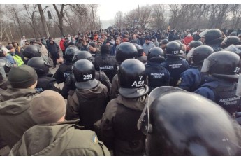 Перекриті дороги і сутички: на Полтавщині мітингують проти розміщення евакуйованих з Китаю (відео)