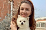 Українку з песиком евакуює з Китаю літак ФК 