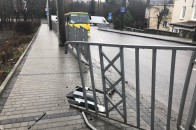ДТП у центрі Луцька: автомобіль на швидкості зніс паркан (фото)