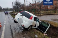 У селі поблизу Луцька водійка злетіла у кювет, в салоні перебувала 5-річна дитина (фото)