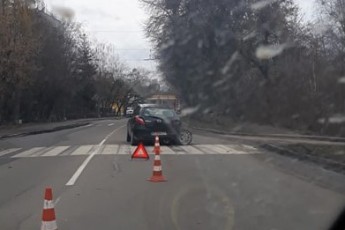 Від удару вирвало колесо: у Луцьку біля парку − автотроща (фото)