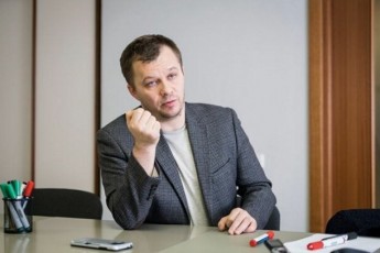 Ногою, або ліктем: міністр Милованов показав, як правильно чхати (відео)