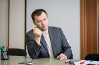 Ногою, або ліктем: міністр Милованов показав, як правильно чхати (відео)