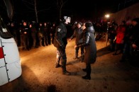 У мережі з'явилося відео метання каменів у автобус в Нових Санжарах: вікна розбивали жінки (відео)