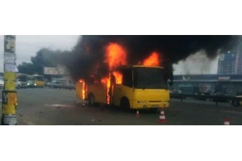 У Києві під час руху спалахнула маршрутка: з'явилося моторошне відео пожежі