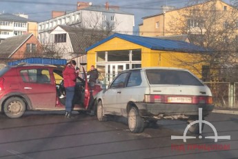 У Луцьку сталася аварія за участю двох автомобілів: рух вулицею ускладнений(фото)